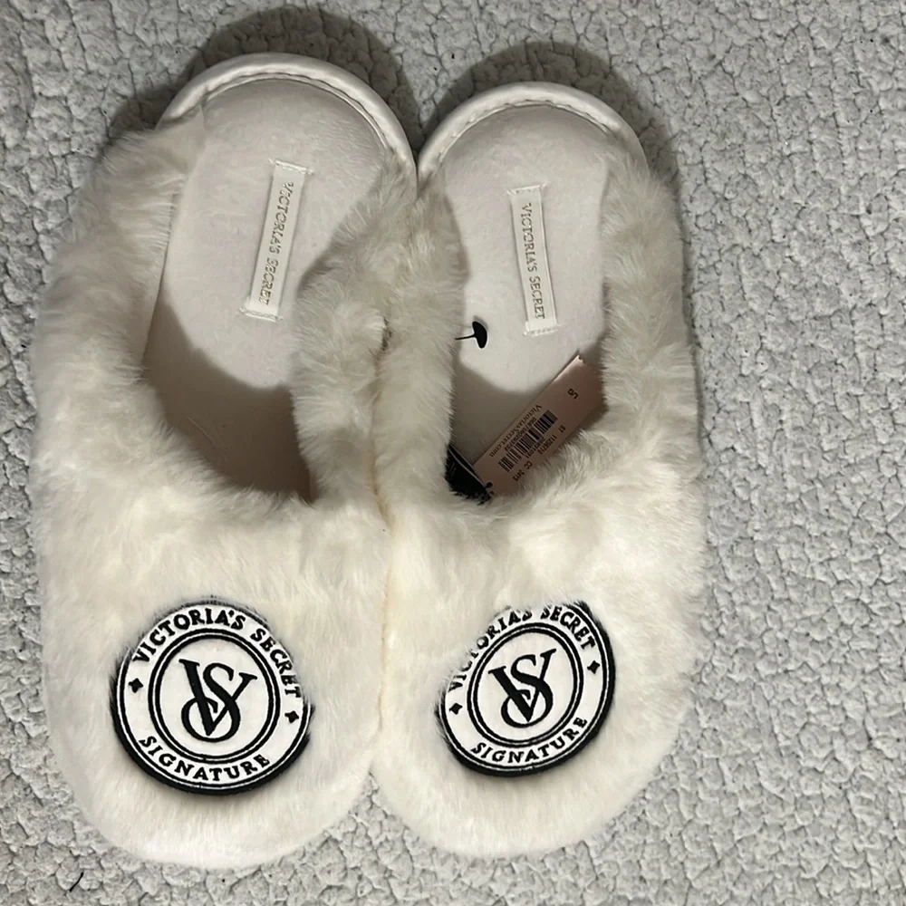 NWT Victoria’s secret Signature white faux fur Slippers size L - Picture 3 of 7